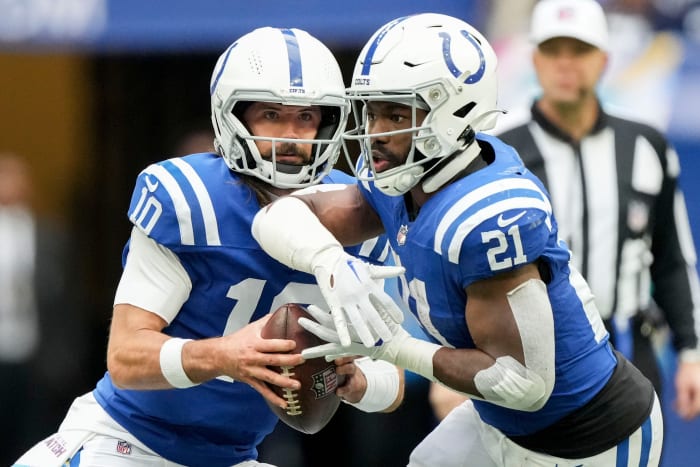 Indianapolis Colts quarterback Gardner Minshew (10) fakes a hand off to Indianapolis Colts running back Zack Moss (21) on Sunday, Oct. 8, 2023, during a game against the Tennessee Titans at Lucas Oil Stadium in Indianapolis.